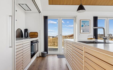 Nuka - 250M from the Sea: Træ, Køkken, Indretning, Gulvbelægning, Countertop, Køkken Apparat, Etage, Husholdningsapparat, Trægulve, Loft