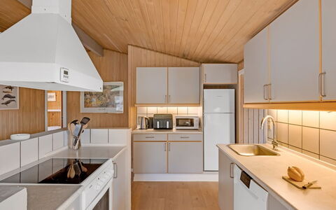 Ruse - 600M from the Sea: Køkken, Countertop, Træ, Indretning, Loft, Køkken Apparat, Gulvbelægning, Større Bandage, Cabinetry, Lysarmatur