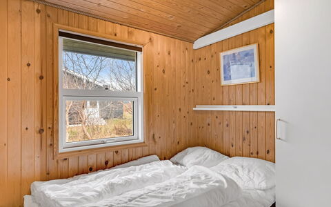 Ruse - 600M from the Sea: Træ, Soveværelse, Loft, Seng, Sengetøj, Sengetøj, Bed Frame, Hårdttræ, Bejdse, Værelse