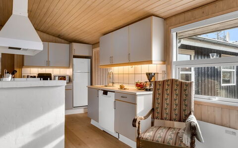 Ruse - 600M from the Sea: Træ, Køkken, Countertop, Indretning, Gulvbelægning, Loft, Møbel, Etage, Cabinetry, Værelse