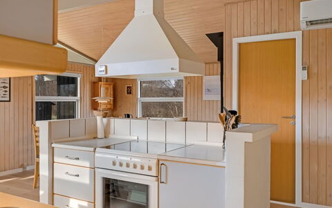 Ruse - 600M from the Sea: Køkken, Countertop, Indretning, Træ, Loft, Gulvbelægning, Køkken Apparat, Lysarmatur, Cabinetry, Møbel