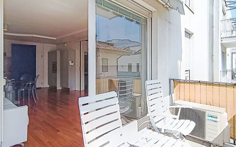 Gigi: Etage, Indretning, Gulvbelægning, Lejlighed, Loft, Hjem, Altan, Dagslys, Bejdse, Stol