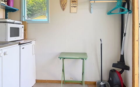 Lötstugan: Gulvbelægning, Etage, Værelse, Møbel, Loft, Maling, Bejdse, Cabinetry, Skuffe, Reoler