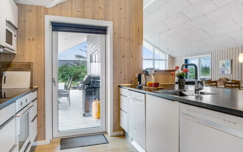 Arsi - 350M from the Sea: Træ, Køkken, Gulvbelægning, Hjem, Countertop, Etage, Større Bandage, Trægulve, Loft, Hårdttræ