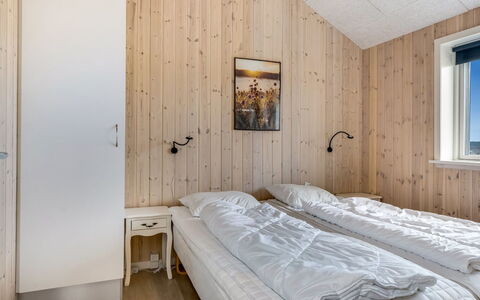 Arsi - 350M from the Sea: Træ, Soveværelse, Seng, Loft, Etage, Sengetøj, Indretning, Sengetøj, Gulvbelægning, Bed Frame
