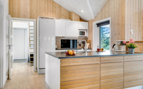 Arsi - 350M from the Sea: Træ, Køkken, Gulvbelægning, Indretning, Trægulve, Countertop, Husholdningsapparat, Køkken Apparat, Etage, Møbel