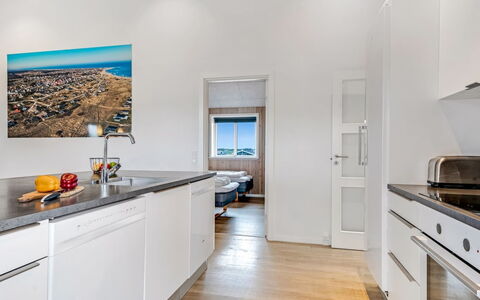 Arsi - 350M from the Sea: Gulvbelægning, Indretning, Etage, Træ, Loft, Køkken, Countertop, Trægulve, Møbel, Større Bandage