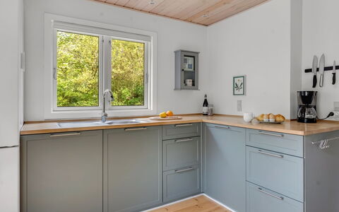 Elenora - 200M from the Sea: Køkken, Gulvbelægning, Træ, Countertop, Køkken Apparat, Cabinetry, Indretning, Etage, Møbel, Større Bandage