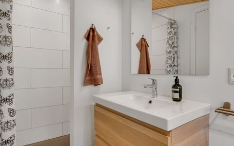 Elenora - 200M from the Sea: Gulvbelægning, Indretning, Etage, Sanitærarmatur, Badeværelsesvask, Badeværelse, Badeværelsesskab, Håndvask, Cabinetry, Tap