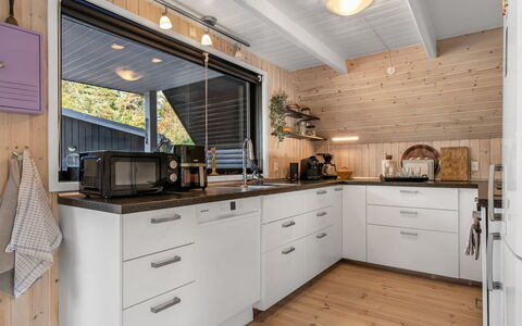 Ilsebeth - from the Sea: Køkken, Countertop, Træ, Køkken Apparat, Indretning, Større Bandage, Gulvbelægning, Loft, Møbel, Cabinetry