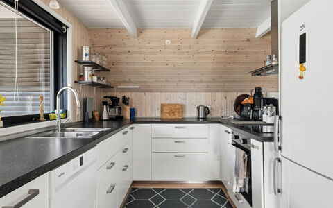 Ilsebeth - from the Sea: Køkken, Countertop, Køkken Apparat, Træ, Større Bandage, Gulvbelægning, Husholdningsapparat, Indretning, Loft, Cabinetry
