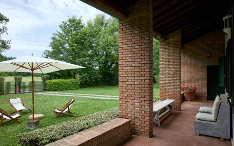 Casa Mancini, Holiday Villa, San Galgano: Busk, Have, Mursten, Møbel, Lawn, Udendørs Møbler, Bunddække, Estate, Backyard, Skygge