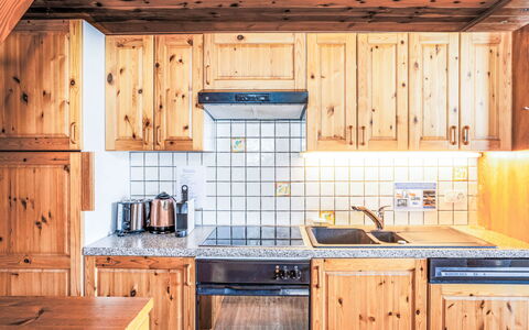 Les Marmottes: Træ, Køkken, Cabinetry, Større Bandage, Bejdse, Countertop, Fryser, Sne, Hårdttræ, Køkken Apparat