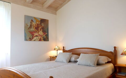 Casa Alenzino: Seng, Møbel, Sengetøj, Indretning, Soveværelse, Sengetøj, Etage, Gulvbelægning, Træ, Loft