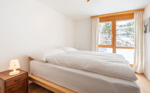 Casa Collina 5I-02: Seng, Indretning, Soveværelse, Træ, Gulvbelægning, Møbel, Etage, Sengetøj, Sengetøj, Loft
