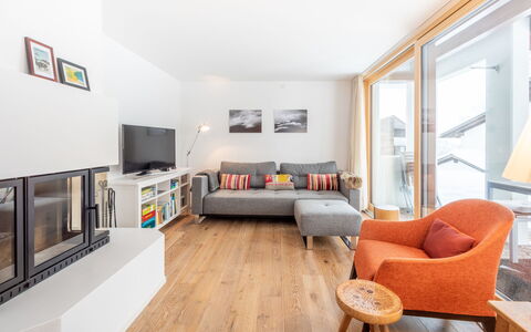 Casa Collina 5I-02: Møbel, Indretning, Gulvbelægning, Etage, Couch, Værelse, Træ, Stue, Loft, Trægulve