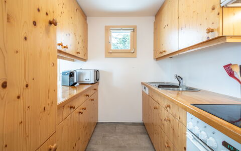 Casa Collina 5I-02: Træ, Køkken, Loft, Indretning, Gulvbelægning, Countertop, Cabinetry, Værelse, Bejdse, Skuffe