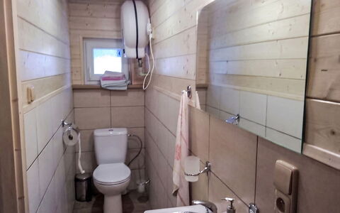Velke Karlovice 300: Gulvbelægning, Træ, Etage, Sanitærarmatur, Badeværelsesvask, Toilet, Badeværelse, Håndvask, Toiletbræt, Værelse