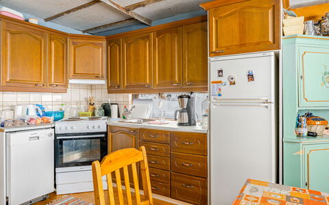 Kivalikkolampi: Køkken Apparat, Køkken, Større Bandage, Cabinetry, Countertop, Køleskab, Træ, Indretning, Gulvbelægning, Møbel