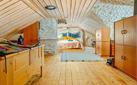 Kivalikkolampi: Træ, Loft, Soveværelse, Indretning, Møbel, Værelse, Attic, Belysning, Hjem, Seng