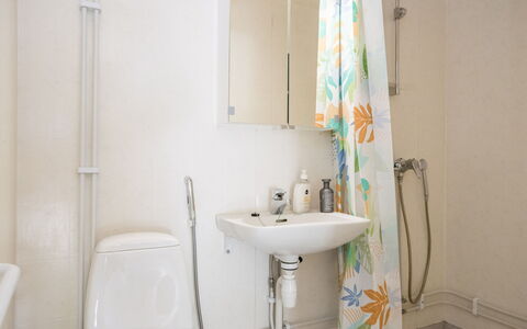 Heinävesi Homes D2: Badeværelsesvask, Badeværelse, Sanitærarmatur, Væg, Håndvask, Indretning, Toilet, Etage, Tap, Vvs