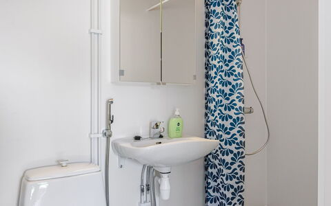 Heinävesi Homes D4: Badeværelse, Sanitærarmatur, Indretning, Badeværelsesvask, Håndvask, Gulvbelægning, Toilet, Tap, Vvs, Etage