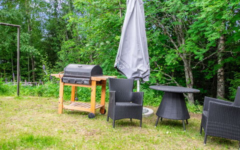 Heinävesi Homes D6: Møbel, Udendørs Møbler, Stol, Udendørs Bord, Have, Backyard, Bejdse, Skygge, Grill