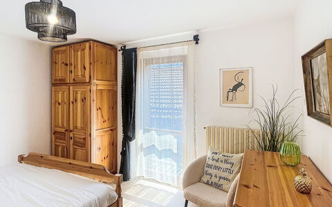 Bluhome: Møbel, Indretning, Væg, Seng, Soveværelse, Træ, Gulvbelægning, Værelse, Etage, Loft