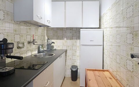 Bluhome: Større Bandage, Gulvbelægning, Køkken, Køkken Apparat, Countertop, Etage, Indretning, Håndvask, Sanitærarmatur, Cabinetry