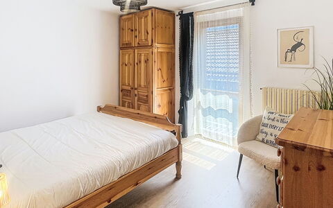 Bluhome: Møbel, Seng, Soveværelse, Indretning, Træ, Gulvbelægning, Sengetøj, Etage, Sengetøj, Værelse