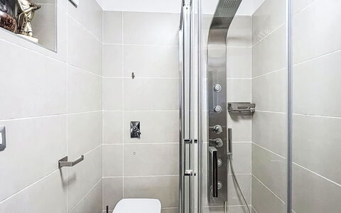Bluhome: Badeværelse, Sanitærarmatur, Gulvbelægning, Indretning, Etage, Brusehoved, Bruser, Vvs, Toilet, Flise