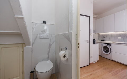Casa Vacanze al Teatro: Gulvbelægning, Etage, Væg, Sanitærarmatur, Indretning, Badeværelse, Håndvask, Toilet, Loft, Vvs