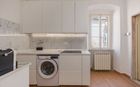 Casa Vacanze al Teatro: Gulvbelægning, Større Bandage, Etage, Indretning, Vaskemaskine, Køkken Apparat, Køkken, Countertop, Husholdningsapparat, Loft