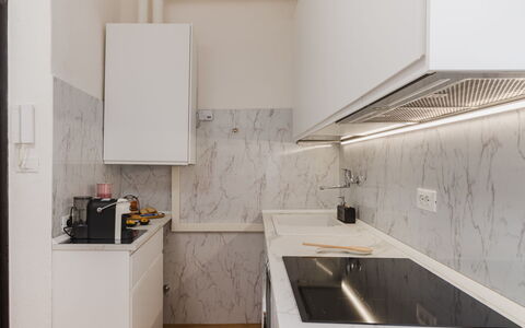 Casa Vacanze al Teatro: Køkken, Countertop, Køkken Apparat, Indretning, Gulvbelægning, Større Bandage, Cabinetry, Komfur, Loft, Etage