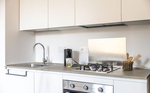 Suite Sinfonia Oro: Køkken Apparat, Køkken, Countertop, Større Bandage, Husholdningsapparat, Indretning, Cabinetry, Komfur, Komfur, Møbel