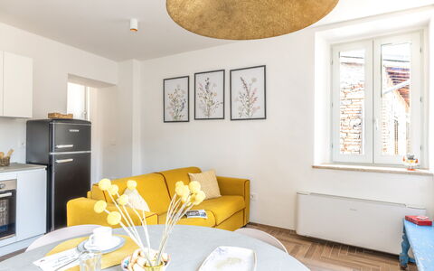 Suite Sinfonia Oro: Møbel, Indretning, Etage, Gulvbelægning, Væg, Værelse, Træ, Loft, Gul, Couch