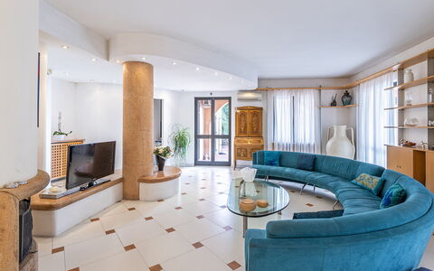 Villa Elda 6: Indretning, Gulvbelægning, Møbel, Etage, Træ, Couch, Loft, Lejlighed, Stue, Værelse