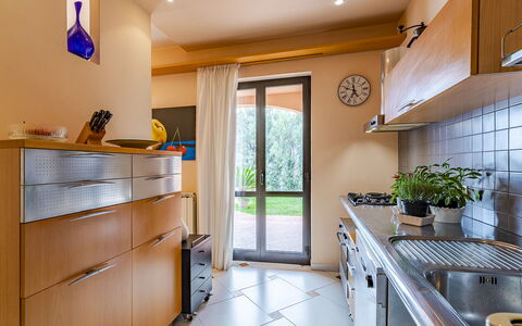 Villa Elda 6: Køkken, Countertop, Indretning, Møbel, Gulvbelægning, Træ, Køkken Apparat, Cabinetry, Større Bandage, Hjem