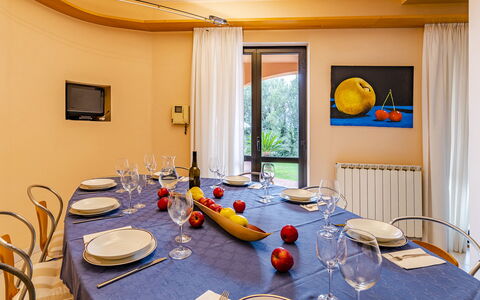 Villa Elda 6: Indretning, Møbel, Loft, Hjem, Belysning, Værelse, Bord, Gulvbelægning, Etage, Spisestue