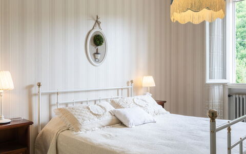 La Villa Dina 10: Indretning, Soveværelse, Seng, Sengetøj, Møbel, Sengetøj, Træ, Sengetøj, Textile, Gulvbelægning