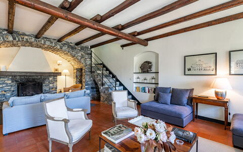 Villa Baia Blu 12: Møbel, Indretning, Couch, Gulvbelægning, Loft, Etage, Værelse, Stue, Hjem, Stol