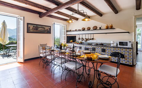 Villa Baia Blu 12: Møbel, Køkken & Spisebord, Hjem, Stol, Spisestue, Køkken, Stueplante, Estate, Udvej, Countertop