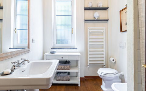 Villa Baia Blu 12: Indretning, Sanitærarmatur, Badeværelse, Gulvbelægning, Etage, Badeværelsesvask, Håndvask, Toiletbræt, Toilet, Vvs