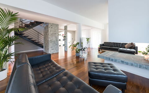 Villa Ninetta 10+1: Møbel, Indretning, Gulvbelægning, Couch, Etage, Loft, Træ, Stue, Bord, Hjem