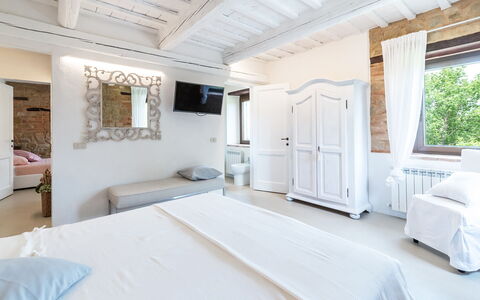 Villa Casanostra 12: Møbel, Soveværelse, Seng, Hjem, Sengetøj, Indretning, Sengetøj, Lejlighed, Sengetøj, Bed Frame