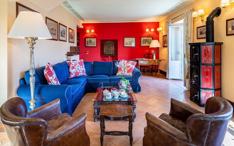 Villa la Dolce 8: Møbel, Indretning, Couch, Væg, Gulvbelægning, Stue, Værelse, Etage, Træ, Loft