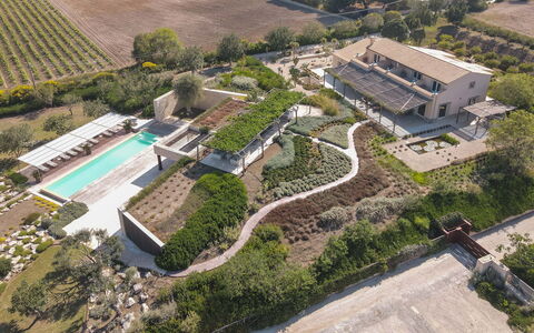 Villa Majoli 9: Boligområde, Estate, Hjem, Tag, Land Lot, Svømmepøl, Landscaping, Have, Mansion, Udvej