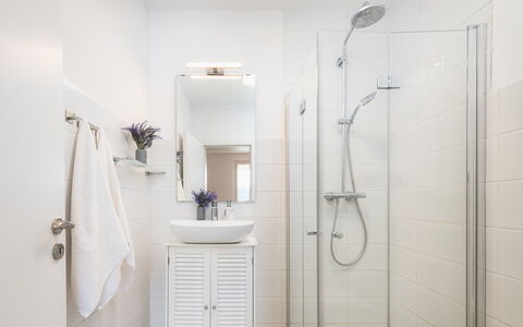 Villa Laconella 8+4: Badeværelse, Indretning, Sanitærarmatur, Gulvbelægning, Etage, Toilet, Vvs, Dør, Tap, Håndvask