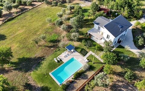 Villa Petrillo 6: Svømmepøl, Boligområde, Hus, Estate, Have, Lawn, Landscaping, Stuehus, Backyard, Forstad