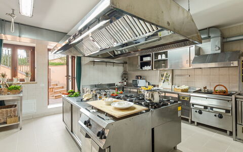 Tenuta Esdra 20: Køkken, Køkken Apparat, Countertop, Større Bandage, Komfur, Husholdningsapparat, Komfur, Gaskomfur, Cabinetry, Belysning